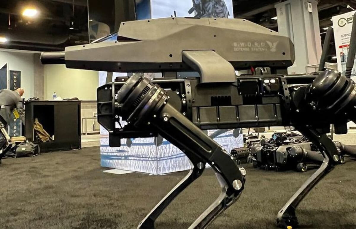 АҚШ-та әлемдегі тұңғыш шабуылдау винтовкасы бар робот ит таныстырылды